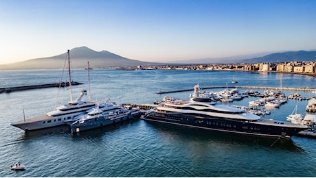 Zuckerberg fa rotta verso Napoli e saluta Castellammare con la sirena del suo mega yacht