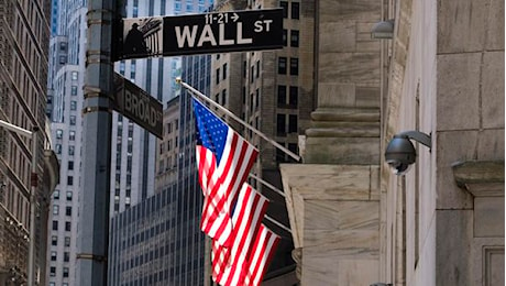 Wall Street debole. Attesa per dati e Beige Book