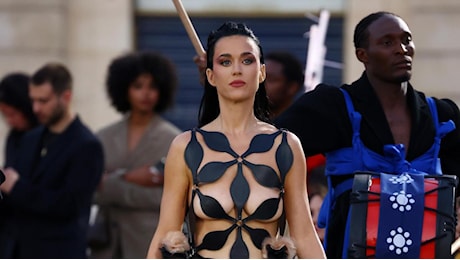 Katy Perry, nude look vintage in pelle nera, sfila a Parigi in Place Vendôme