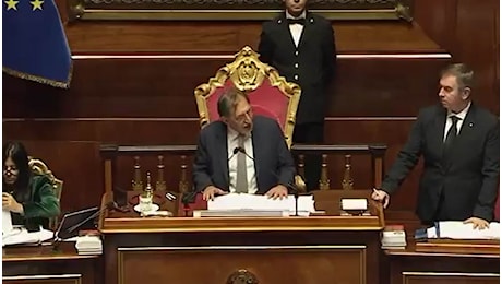 Gianni Morandi compie 80 anni, Ignazio La Russa interrompe la seduta al Senato per fare gli auguri: il video