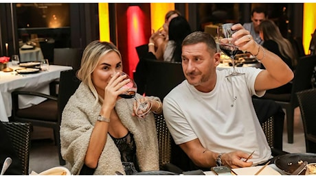 Totti a Miami con Noemi Bocchi per un torneo di Padel, le foto della coppia (sorridente) durante la cena al ristorante