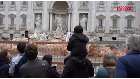 Roma, Fontana di Trevi transennata in vista del Giubileo. I turisti: «Una delusione»