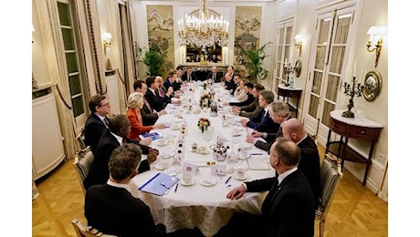 Rutte posta foto cena Nato-Ucraina, Meloni seduta accanto Zelensky