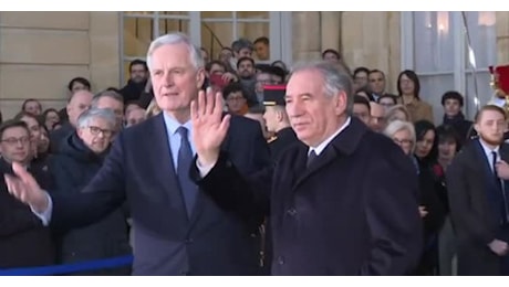 IL VIDEO. Francia, Bayrou a Matignon per il passaggio di potere