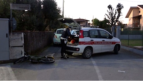 Schianto in motorino a due passi da casa: muore a Natale padre di due figlie