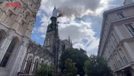 Francia, a fuoco la guglia della cattedrale di Rouen: le immagini delle fiamme diffuse sui social