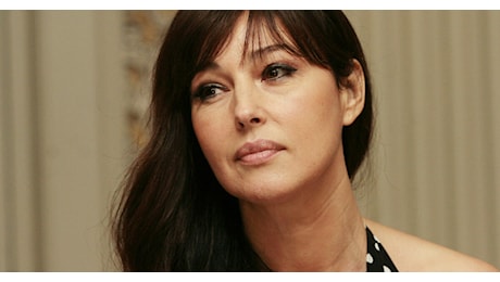 “Non si può stare sempre in prima linea. È giusto, prima o poi, diventare spettatori e far volare le nuove generazioni”: Monica Bellucci compie 60 anni