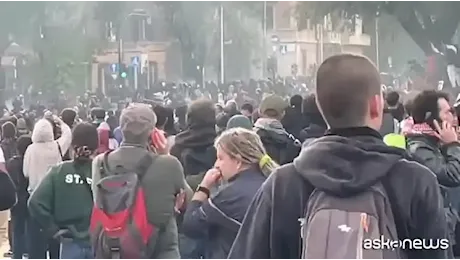 Scontri, fumogeni e cariche al corteo pro-Palestina a Roma