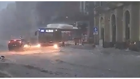 Maltempo, la tempesta travolge Catania: strade come fiumi, l'acqua porta via le auto