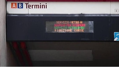 Sciopero di bus e metro a Roma, ridotto l’orario della protesta: stop dalle 9 alle 13