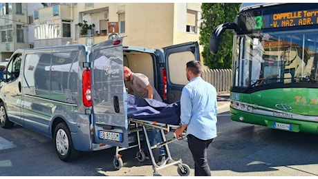 L'autobus frena alla rotonda: passeggero cade, batte la testa contro gli estintori e muore. Ferita una donna