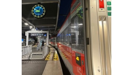 Viaggio da incubo per i passeggeri del Torino - Parigi: due Frecciarossa fermi sulla linea, Trenitalia corre ai ripari