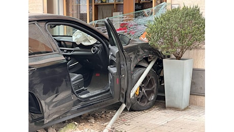 Tentano il furto a una gioielleria in Piazza Mazzini, ma fuggono e vanno a schiantarsi contro un negozio