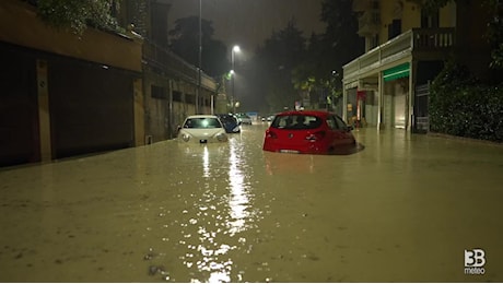 Alluvione a Bologna: auto trascinate dalla corrente in via San Mamolo: