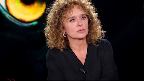 Belve, Valeria Golino punge Riccardo Scamarcio: Pensavo fosse l'uomo della mia vita, ma lui è un bravo attore