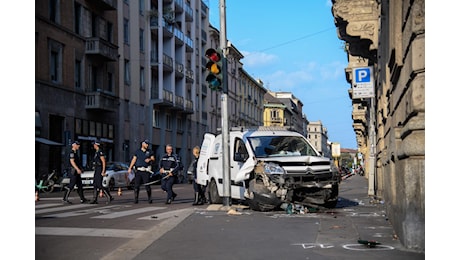 Milano, un minivan investe pedoni: un morto e tre feriti