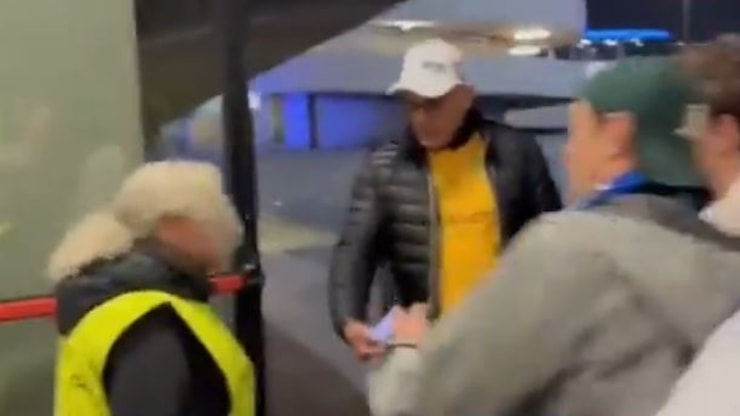 I tifosi dell'Inter lasciano lo stadio prima della fine ma segna Acerbi: la steward non li lascia entrare per i supplementari - Corriere della Sera I tifosi dell'Inter lasciano lo stadio prima della fine ma segna Acerbi: la steward non li lascia entrare per i supplementari - Corriere della Sera