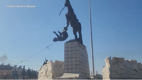 VIDEO Siria, distrutta la statua del fratello defunto del presidente Bashar al-Assad ad Aleppo