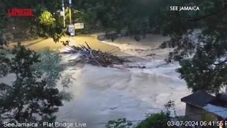 L'uragano Beryl si abbatte sulla Giamaica: le immagini impressionanti delle webcam