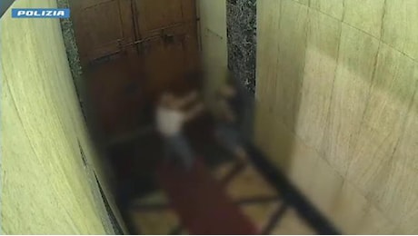 Milano, aggredisce e rapina una coppia di anziani nell'androne del palazzo: fermato un uomo