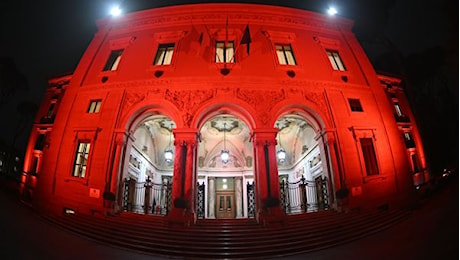 Enel illumina di rosso la facciata della sede del CNEL nella giornata internazionale contro la violenza sulle donne