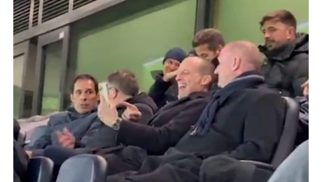 Perché Allegri era a vedere Tottenham-Roma: gli passano un telefono, scopre chi è e inizia a ridere