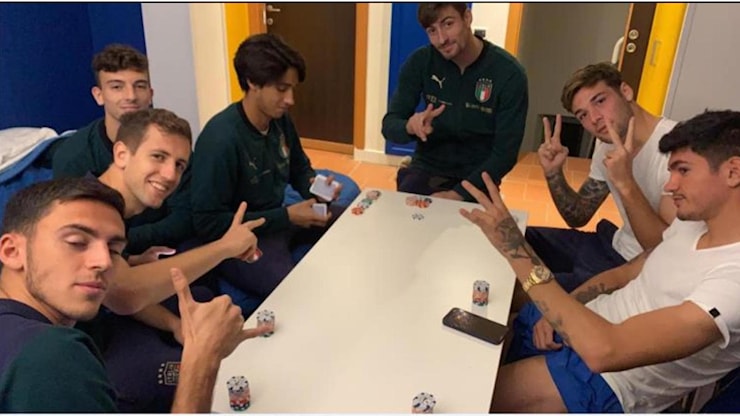 In Nazionale uno spogliatoio stile Las Vegas: poker e fiches nel ritiro dell’Under 21 - la Repubblica In Nazionale uno spogliatoio stile Las Vegas: poker e fiches nel ritiro dell’Under 21 - la Repubblica