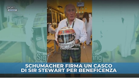 Schumi firma il casco di Stewart per beneficenza