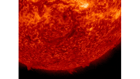 Dalla corona solare alla Terra: CME in arrivo, oggi tempesta geomagnetica
