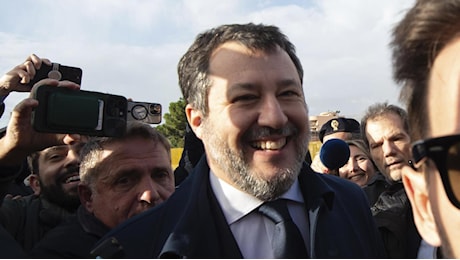 I sorrisi tirati, l’ansia, gli abbracci dopo la sentenza. Salvini: “Difendere i confini non è reato”