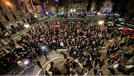 Sit-in di solidarietà per Christian Raimo, in centinaia rispondono all’appello degli studenti