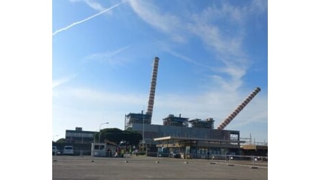 Lo spettacolare crollo delle due ciminiere dell'ex centrale Enel di Piombino