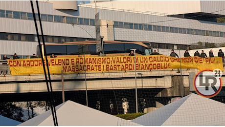 Tre Fontane, striscione dei tifosi in vista del derby: Con ardore, veleno e romanismo, valori di un calcio che non c'è più...Massacrate i b******i biancoblù! (FOTO)