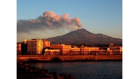 Etna, il vulcano oggi è attivo: cenere da cratere Voragine