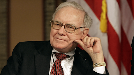 Warren Buffett si tiene liquido come mai prima, teme le elezioni Usa e ciò che verrà dopo