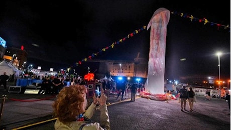 “Un omaggio alla virilità di noi napoletani...”: le ironiche reazioni degli chef alla scultura di Pesce