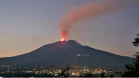Lo spettacolo dell’Etna: riprende l'attività stromboliana alla Voragine. Ecco le foto