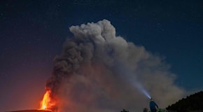 Etna, nuova fontana di lava: cenere fino a 6mila metri. L'esperto: «Ringiovanimento del magma, potrebbero arrivare radicali cambiamenti»