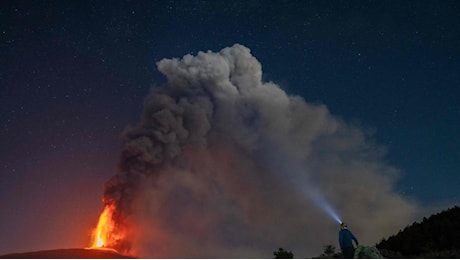 Etna, nuova fontana di lava: cenere fino a 6mila metri. L'esperto: «Ringiovanimento del magma, potrebbero arrivare radicali cambiamenti»