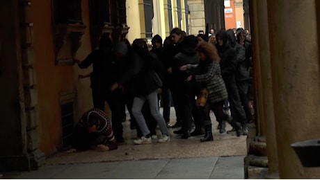 Video a Bologna: l’uomo picchiato in Strada Maggiore dagli antagonisti