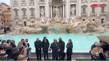 VIDEO Fontana di Trevi riaperta al pubblico: 400 persone per volta potranno visitare il monumento