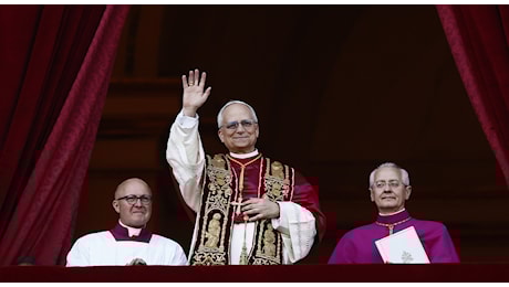 Papa Leone XIV, alle 11 la prima messa coi cardinali nella Cappella Sistina. Il fratello di Prevost: «È stato uno choc». Ieri la sorpresa al Sant'Uffizio