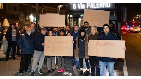 Viale Mariotti, alcuni giovani inveiscono contro un autista Tep al flash mob contro la violenza - Video