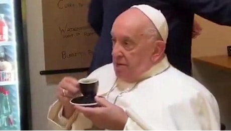 Papa Francesco, fuori programma in Lussemburgo: sosta al bar per un caffè