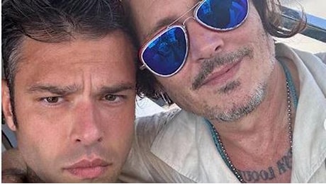 Fedez e Johnny Depp, l’allievo incontra il maestro: la foto sullo yacht a Saint Tropez e lo scatto osè