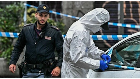 Uomo aggredisce i poliziotti con un coltello: agente gli spara e lo uccide