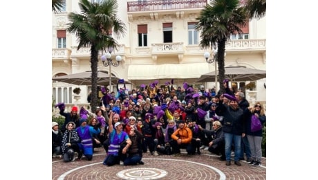 Una marea viola di oltre 200 persone per la lotta al tumore al pancreas