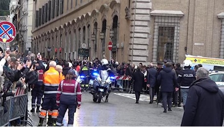 Roma, attivista spagnola tenta di avventarsi sulle auto del corteo del Papa: bloccata