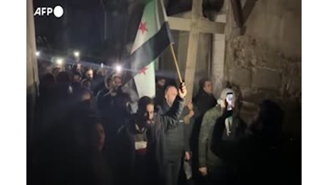 Siria, protesta dei cristiani dopo l'incendio dell'albero di Natale ad Hama