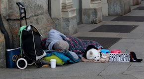 FdI propone “centri di rifugio per i senzatetto” sorvegliati dalla polizia: “Per loro percorsi di cura e recupero”. Associazioni: “Viola i diritti”